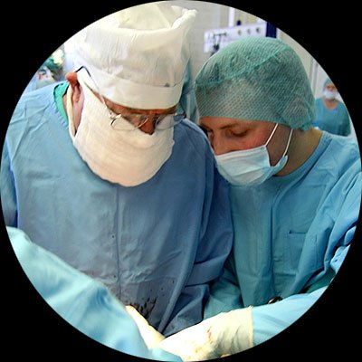 Во время операции. Оперирует член-корр. РАМН, проф. Ю.Г.Аляев.
